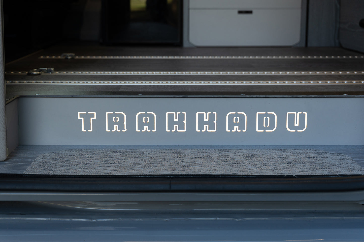 
                  
                    Trakkadu MY27 P.jpg
                  
                